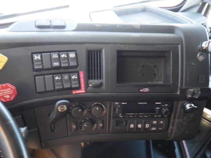 2022-volvo-vnl860-image-17