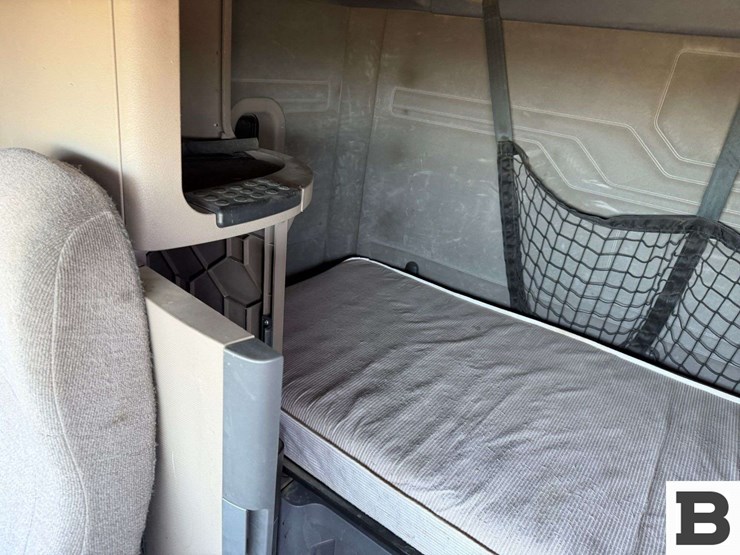 2012-freightliner-cascadia-125-image-64