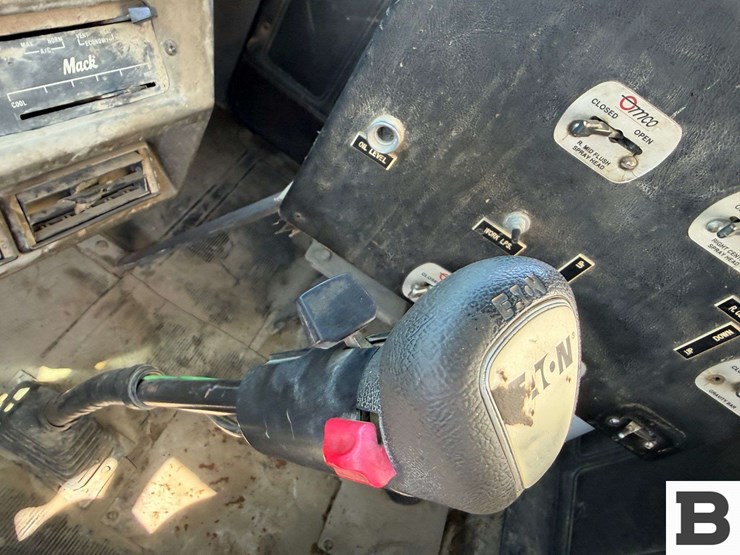 1990-mack-rd688s-image-64
