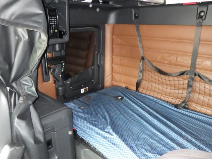 2020-freightliner-cascadia-126-image-25