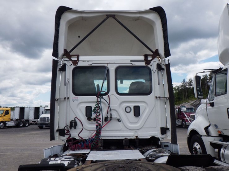 2017-freightliner-cascadia-125-image-11