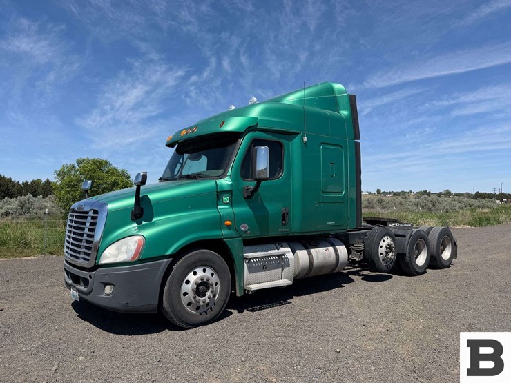 2012-freightliner-cascadia-125-image-1