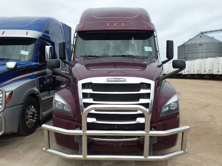 2021-freightliner-cascadia-126-image-2