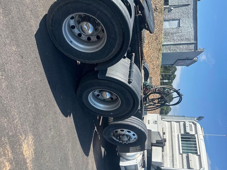 2016-peterbilt-567-image-8