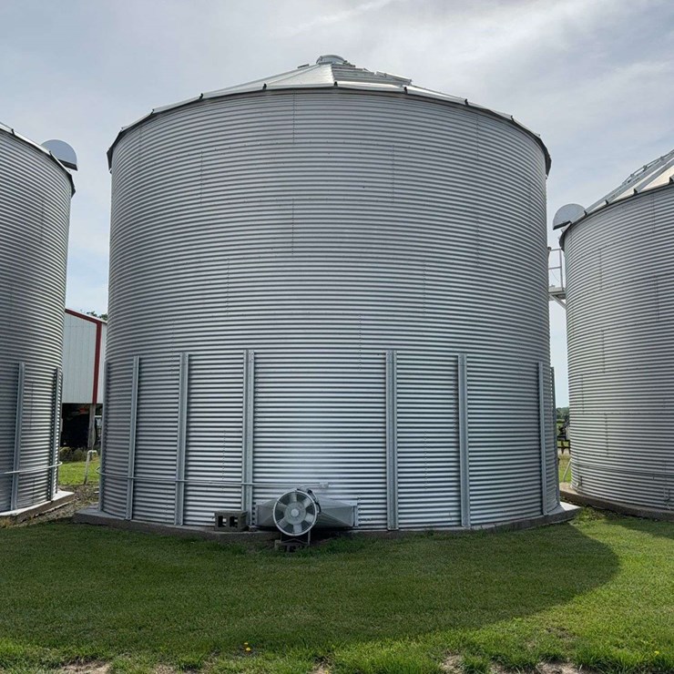 GSI 27ft Grain Bin, 2.66 Corrugation, 10,000 bushel, 8'' unload, 1 middle sump, 7 ring, channel lock floor( buyers have until December 31st to have the bins removed)