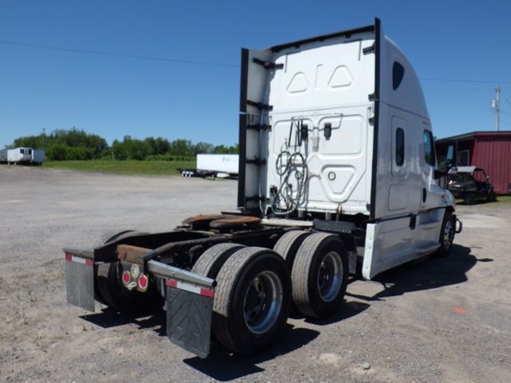2017-freightliner-cascadia-125-image-9