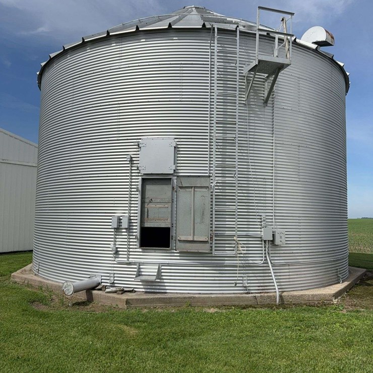 GSI 33ft Grain Bin, 2.66 Corrugation, 14,500-15,000-bushel, Bin spreader, 3.9 aeration fan, middle sump, channel lock floor, 7 ring ( buyers have until December 31st to have the bins removed)