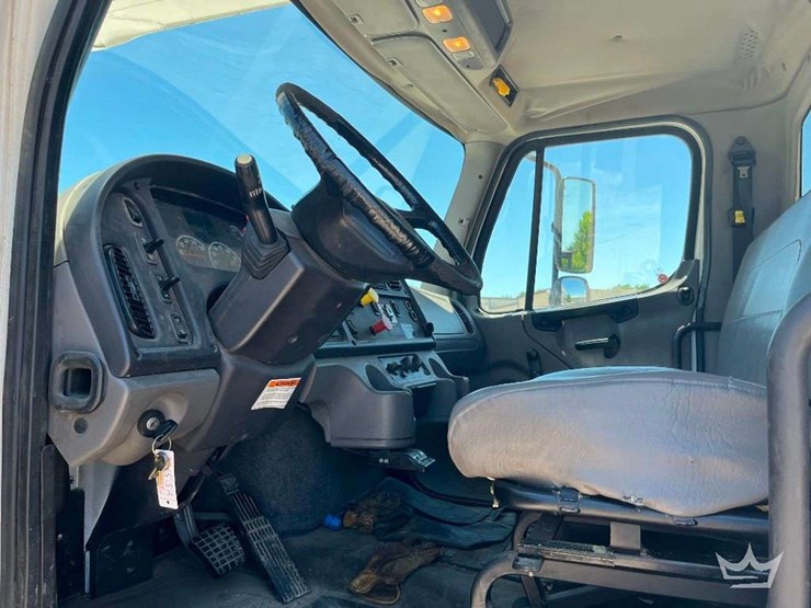 2016-freightliner-m2-106-image-14