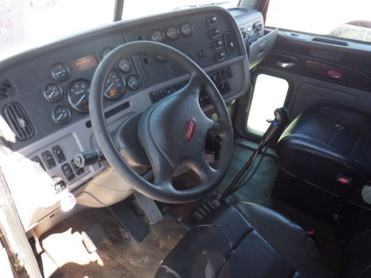 2012-peterbilt-367-image-17