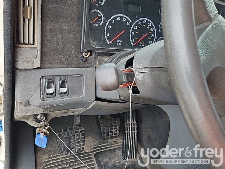 2007-freightliner-columbia-120-image-27