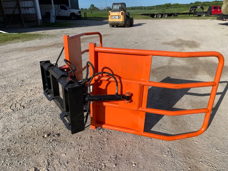 new---skidsteer-bale-grabber-image-5