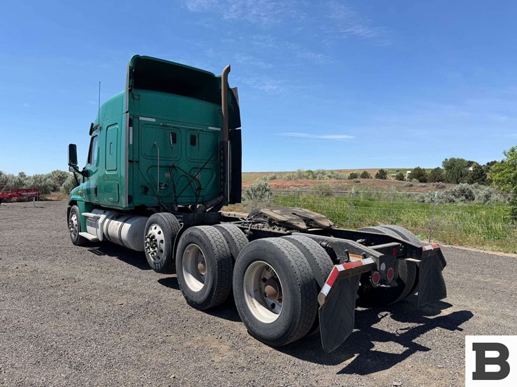 2012-freightliner-cascadia-125-image-5