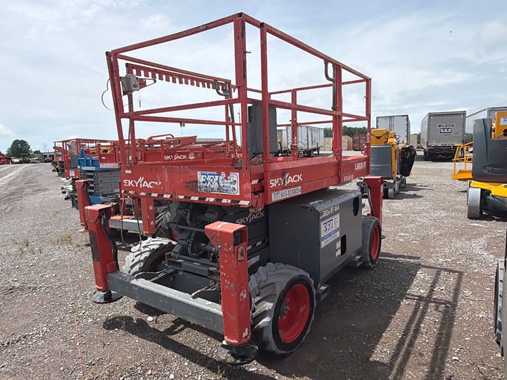 skyjack-sj6826rt-image-2