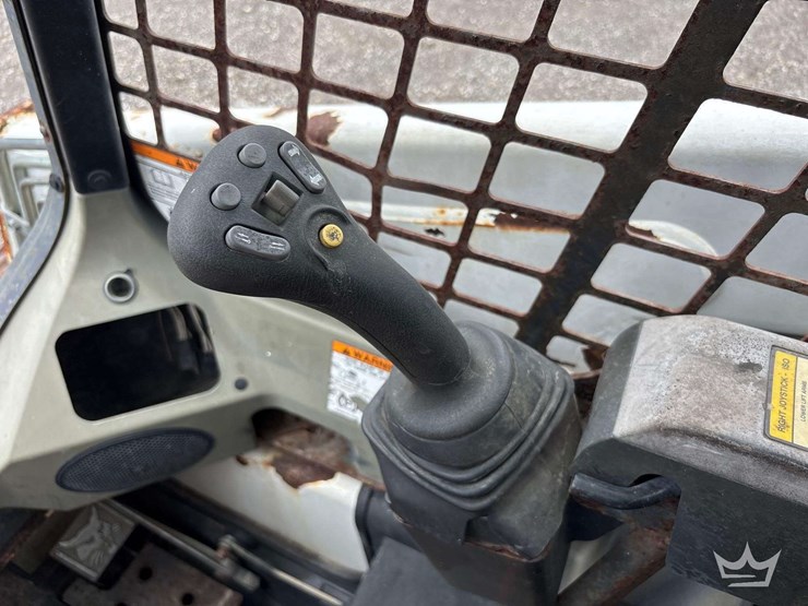 compact-track-loader-skid-steer-image-22