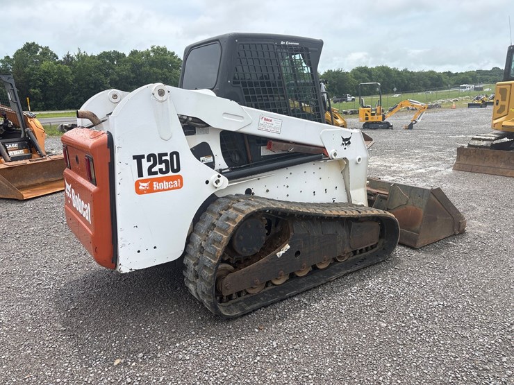 2009-bobcat-t250-image-3