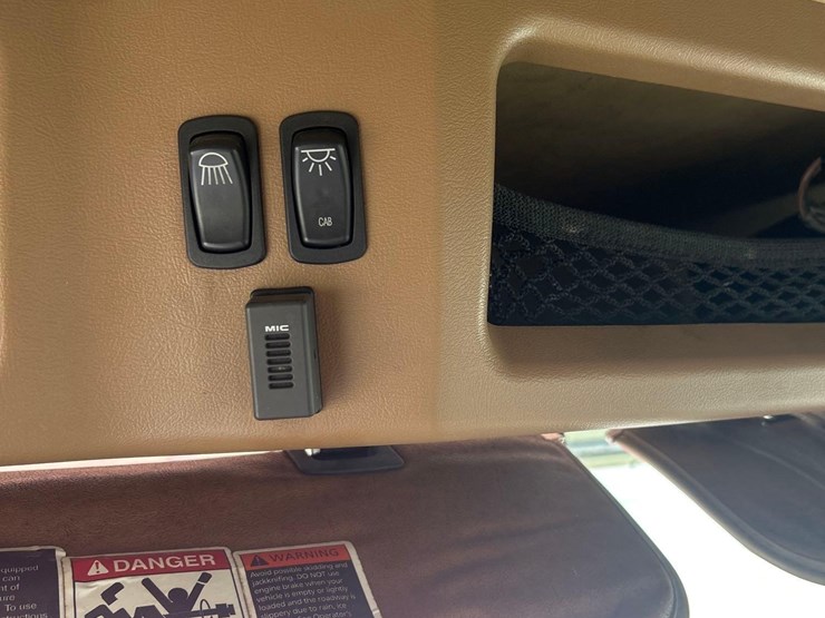 2016-mack-granite-gu713-image-76