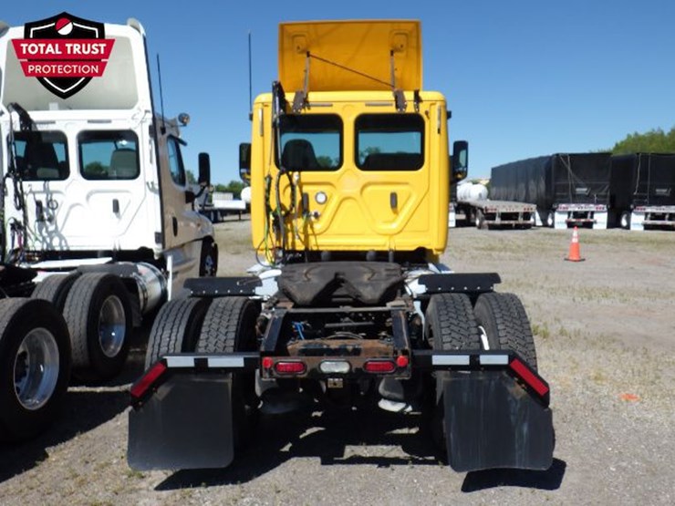 2019-freightliner-cascadia-126-image-8