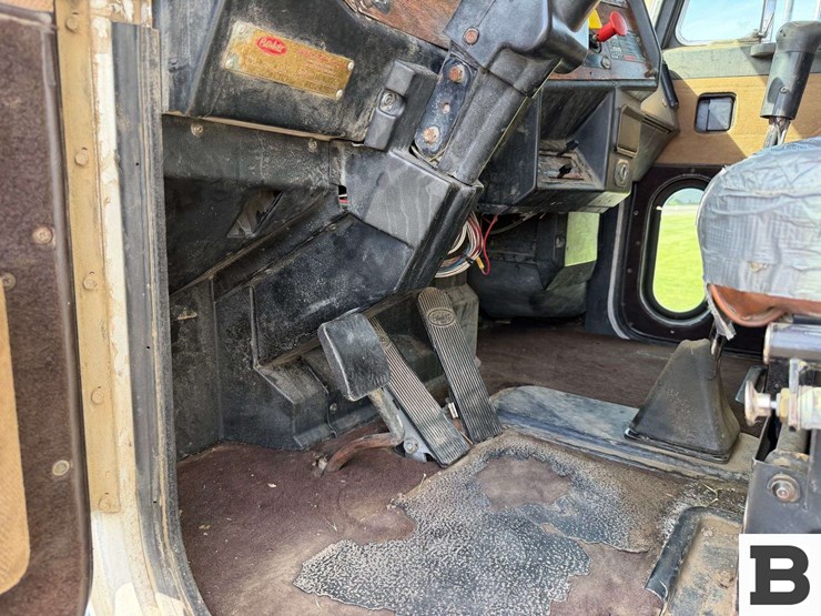 1990-peterbilt-377-image-47