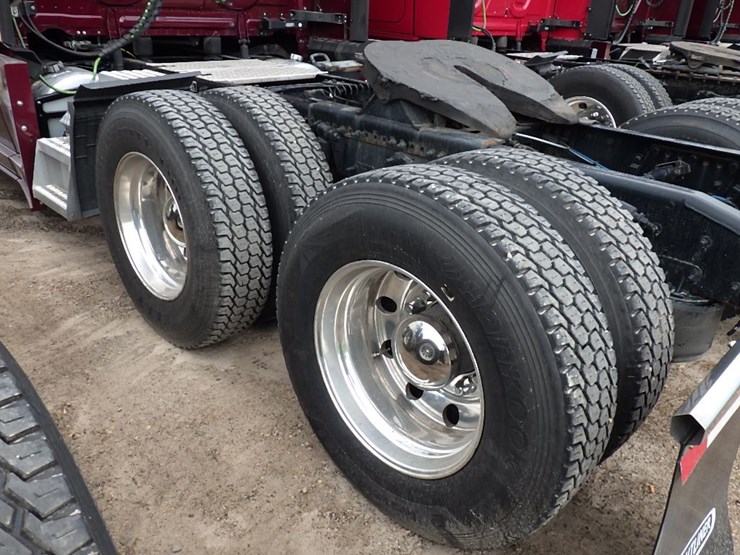 2022-freightliner-cascadia-126-image-14