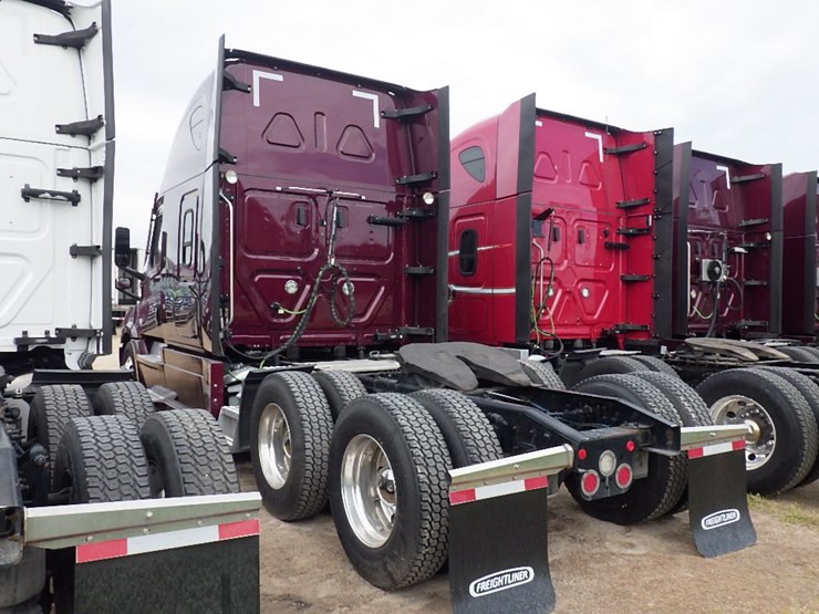 2022-freightliner-cascadia-126-image-13