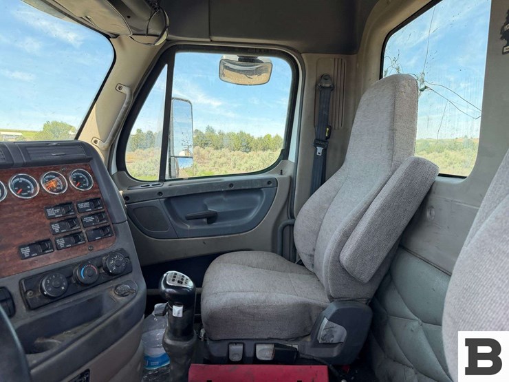 2016-freightliner-cascadia-125-image-61