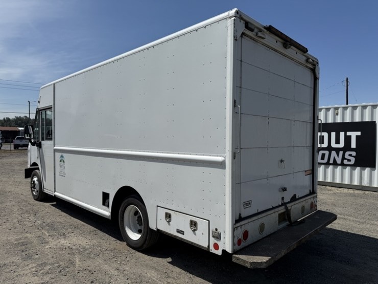 2010-freightliner-mt55-image-6