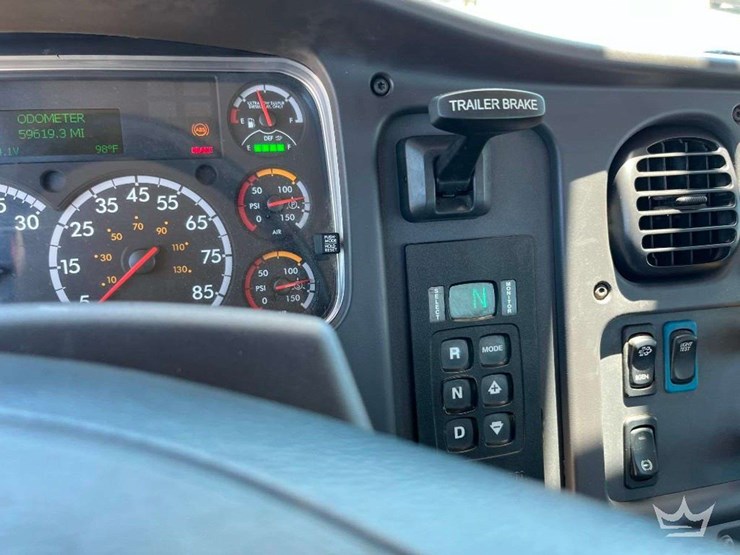 2018-freightliner-m2-106-image-18