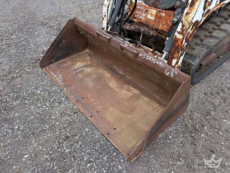 compact-track-loader-skid-steer-image-7