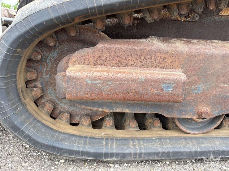 compact-track-loader-skid-steer-image-30
