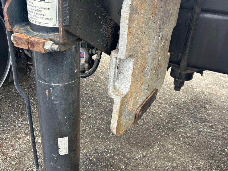 2016-mack-granite-gu713-image-21