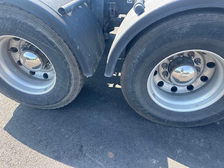 2016-peterbilt-567-image-14