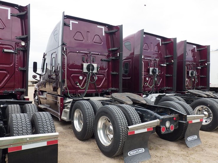 2021-freightliner-cascadia-126-image-16