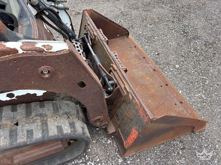 compact-track-loader-skid-steer-image-7