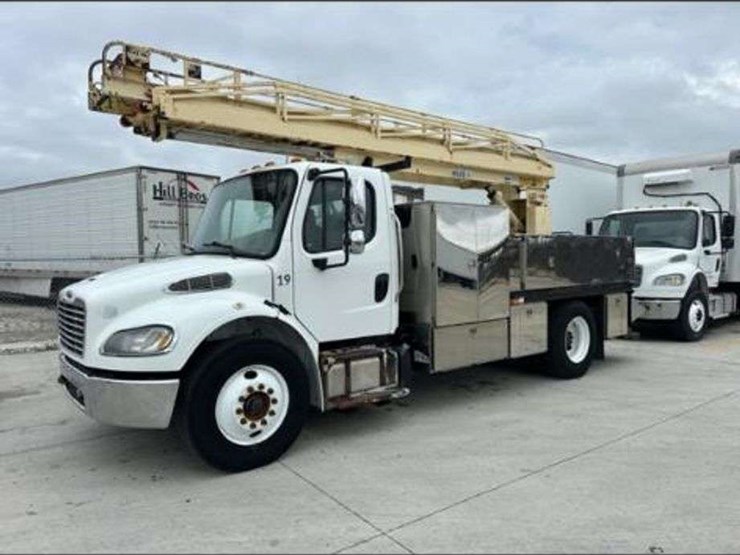 2015-freightliner-m2-106-image-2