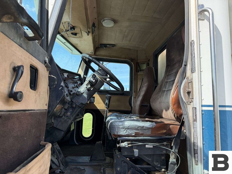 1990-peterbilt-377-image-45