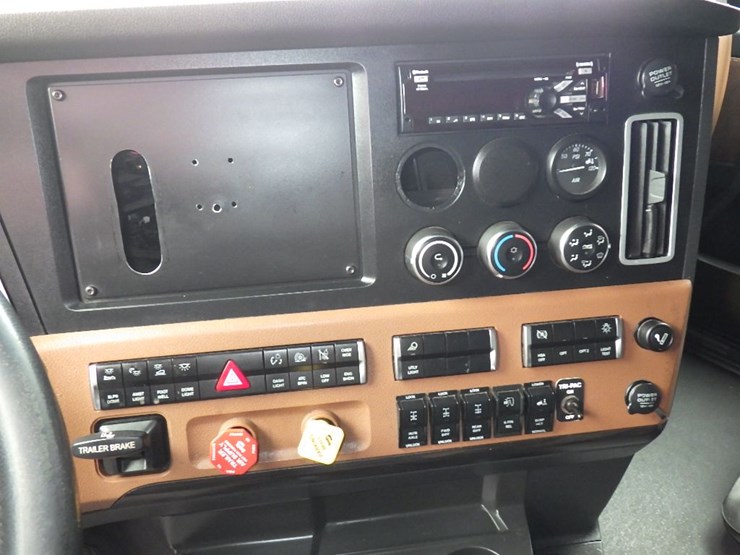 2021-freightliner-cascadia-126-image-23