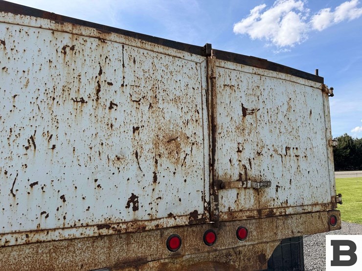 1990-peterbilt-377-image-23