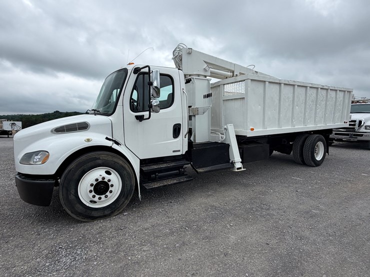 2008-freightliner-m2-106-image-1