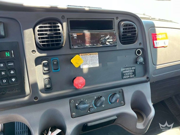 2018-freightliner-m2-106-image-17