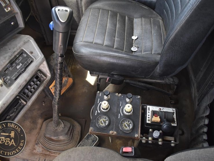 1996-mack-rd688s-image-42