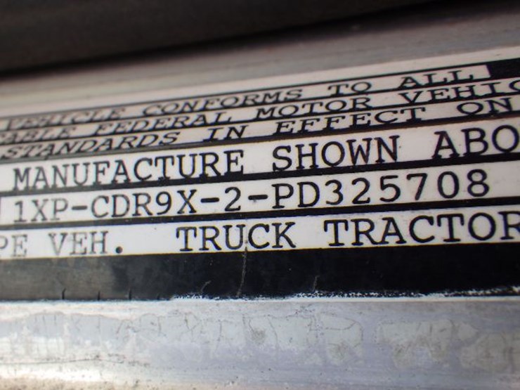 1993-peterbilt-377-image-22