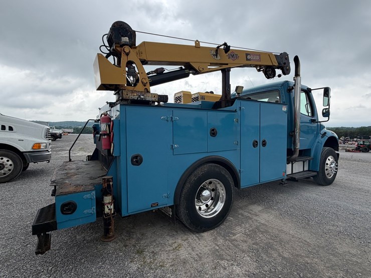 2008-freightliner-m2-106-image-3
