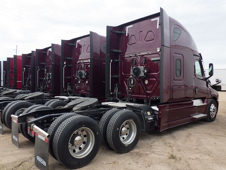 2021-freightliner-cascadia-126-image-10
