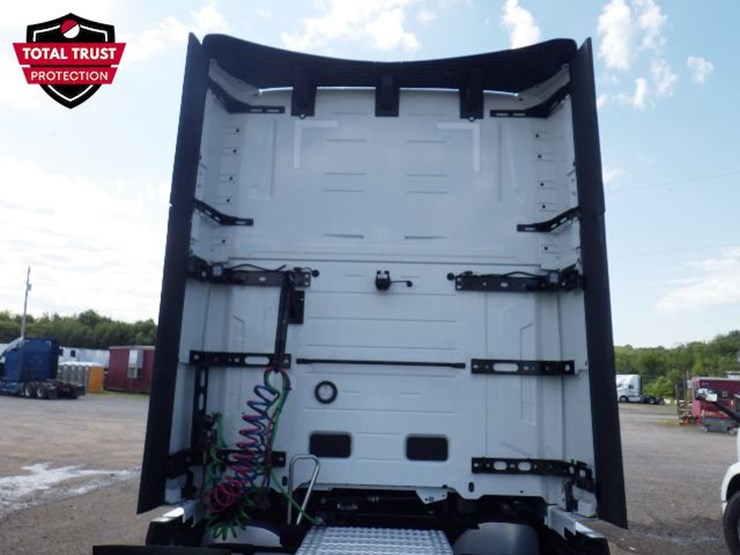 2025-volvo-vnl860-image-12