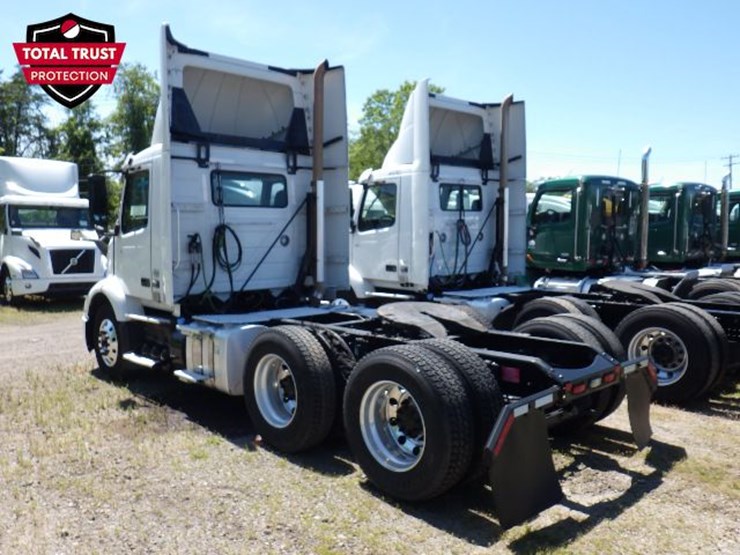2021-volvo-vnr300-image-12