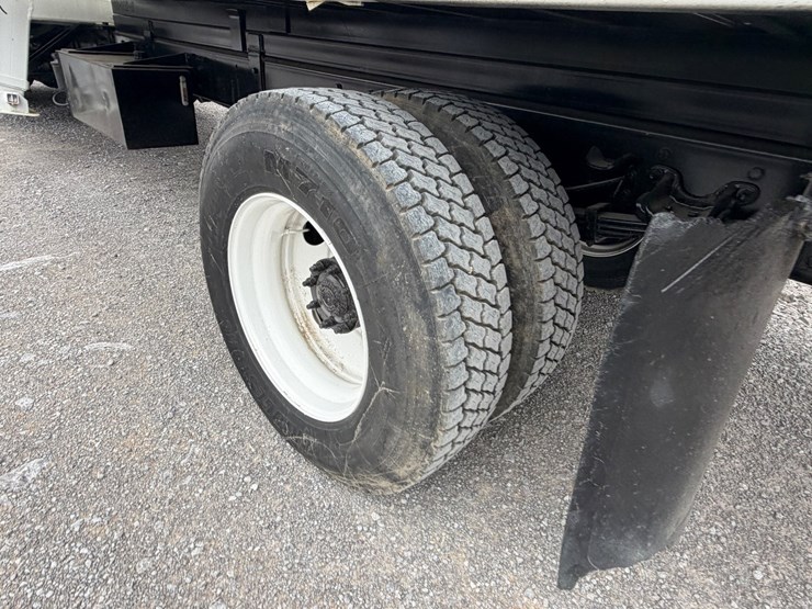2008-freightliner-m2-106-image-7
