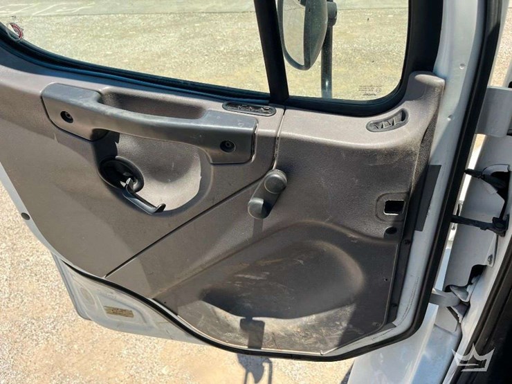 2016-freightliner-m2-106-image-28