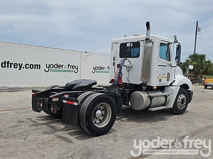 2007-freightliner-columbia-120-image-4