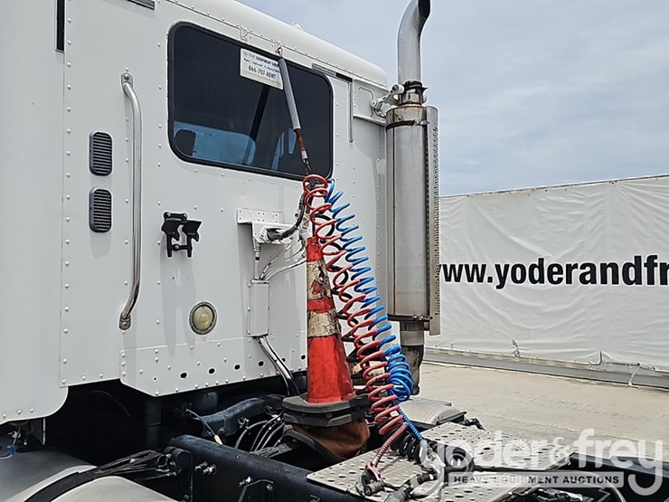 2007-freightliner-columbia-120-image-15