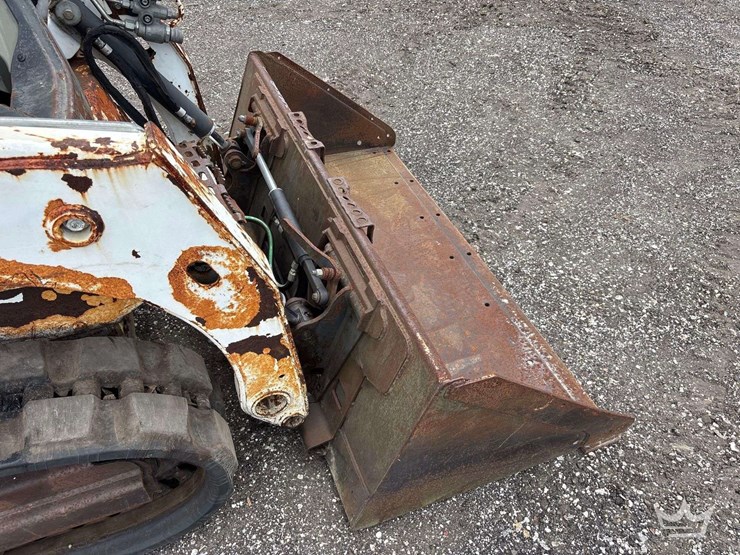 compact-track-loader-skid-steer-image-8